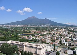 Pompei ve arka planda Vezüv Yanardağı