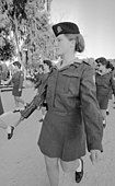 通信兵課程を修了しUZIを手に行進するイスラエル国防軍の女性兵士 （1969年）