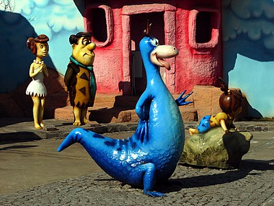 Dalam acara The Flintstones, manusia disuruh hidup berdampingan dengan dinosaur, contoh anakronisme yang sering berlaku dalam komedi dan kartun.[1]