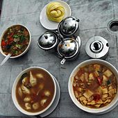 Hidangan Tibet berupa (searah jarum jam dari atas) tingmo (roti kukus), thenthuk (mi kuah), momo dalam sup, sayuran berkuah, beserta bumbu-bumbu di tengah. Dari restoran Himalaya