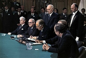 Signature des accords de Paris à l'hôtel Majestic, en 1973.