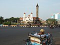 Tugu Muda Semarang dengan latar belakang Lawang Sewu