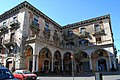 Angolo sud-ovest della piazza Mazzini, le cui colonne provengono dalla presunta Basilica.