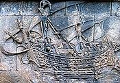 Bas-relief de la face nord du temple montrant un voilier avec une voile tanjak et des balanciers austronésiens typiques.