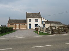 La maison de Léon Vandevoorde (Jean-Paul Dermont) est située route de Macquenoise Seloignes.