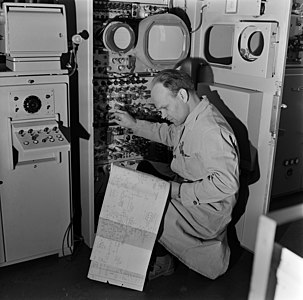 Device for airing films on tv and technician Jorma Rautakallio, 1958