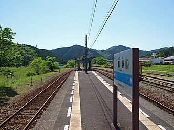 A view of the island platform looking in the direction of Kubokawa. The siding can be seen to the right of the picture.