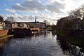 Rivier De Dommel vanaf de Stationsweg richting Mariabrug. Op de achtergrond de Universiteit Jheronimus Academy of Data Science.