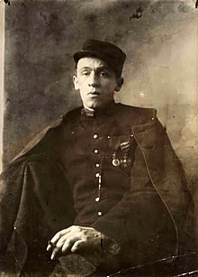 Cendrars berpose dalam seragam Légion étrangère pada tahun 1916, beberapa bulan setelah amputasi lengan kanannya