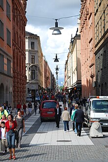 Till vänster: Drottninggatan söderut från Tegnergatan. I fonden Katarina kyrka Till höger: Drottninggatan norrut från Norrström, med Anders Årfelts betonglejon.