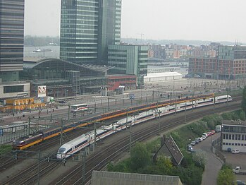 ICE en Beneluxtrein ten oosten van het Centraal Station.