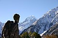 L'orientation vers l'Aoraki/Mont Cook de la statue de Mount Cook Village (2004).