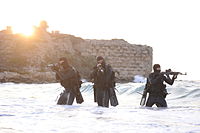 訓練中のイスラエル海軍特殊部隊シャイェテット・13の隊員。左の隊員がサプレッサー付きのミニUZIを構えている。 （2013年9月2日）