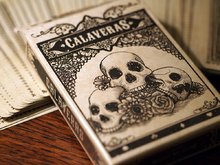 Una baralla de cartes amb un motiu de calavera