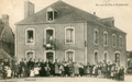 Plouray : un groupe d'habitants un jour de fête devant l'hôtel du Lion d'or (désormais fermé).