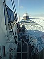 United States Coast Guard Cutter «Katmai Bay» (1979) eskorterer «Algo Steel» gjennom Mackinacstredet.