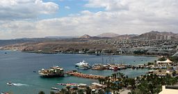 Hamnen i Eilat och omgivande berg.
