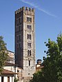 Stolp bazilike San Frediano, Lucca, ima odprtine, ki so številčne, značilne za italijanski in španski romanski zvonik San Estebán, Segovia,