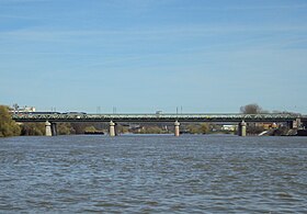 Le pont ferroviaire vu depuis le pont routier.