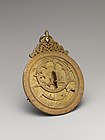 Astrolabi de ʿUmar ibn Yusuf ibn ʿUmar ibn ʿAli ibn Rasul al-Muzaffari. Iemen, 1291. Metropolitan Museum of Art (Nova York).[17]