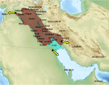 Carte mettant en évidence une zone oblongue, de plus de 1 000 km de long et près de 400 km de large, englobant une grande partie vallées du Tigre et de l'Euphrate depuis le nord et l'est de l'actuelle Syrie jusqu'au sud-est de l'actuel Irak. De cette zone partent des flèches vers la côte méditerranéenne au nord-ouest, vers le golfe Persique au sud, et vers le sud-est.