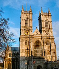 Västfasaden på Westminster Abbey, med två torn och mellanliggande skepp i gotisk stil.