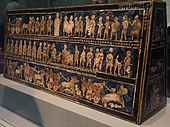 Ur Standardı; MÖ 2600-2400; ahşap üzerine kabuk, kırmızı kireçtaşı ve lapis lazuli; uzunluk: 49,5 cm; Ur Kraliyet Mezarlığı'ndan; British Museum