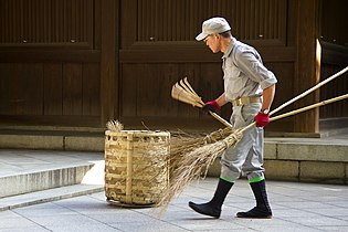 Sprzątanie świątyni w Tokio (2010)