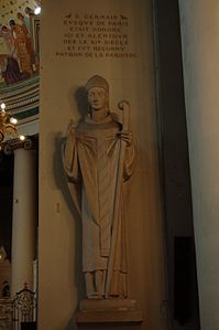 Statue à l'église de Saint-Germain-en-Laye.