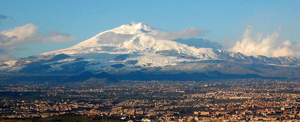 Etna se dviga nad Catanio