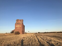 Grain elevator and railway tracks at Brooking