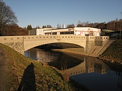 Most přes řeku Weiße Elster v Plavně