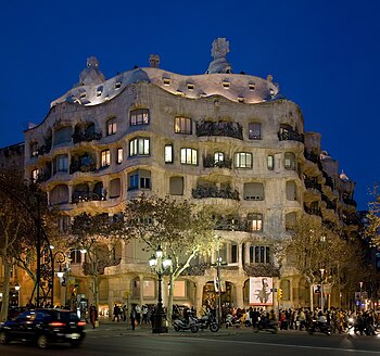 Budova Casa Milà v Barceloně navržená modernistou Antonim Gaudím byla postavena v letech 1906–1910