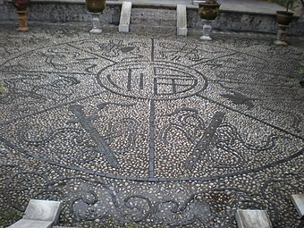 雲南麗江古城木府小庭院裡的鵝卵石鑲嵌圖案，中間是福字。