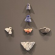 Pendeloques amulettes en forme de "mouche" et d'aigle aux ailes déployées. Lapis lazuli, coquille.