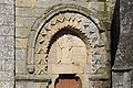 Le tympan de l'église Saint-Loup représentant l'évêque Loup de Bayeux.