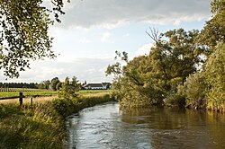 Die Rur vor Vlodrop, im Hintergrund ist der Turm der Vlodroper Kirche zu erkennen