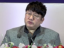 Bang Si-hyuk memberikan pidato pembukaan di Universitas Seoul pada Februari 2019.