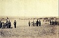 Primeira fotografia da artilharia uruguaia na Batalha do Potrero Sauce, com tropas aliadas marchando para o campo de batalha ao fundo.