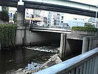 江戸川橋と江戸川橋分水路（呑口） （東京都文京区）