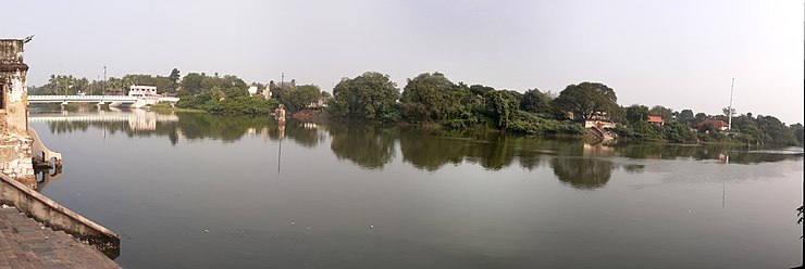 Larĝa panoramo kun ponto en Kumbakonam