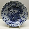 Plato de porcelana de la dinastía Ming o Qing, que representa un dragón.