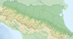 Mapa konturowa Emilii-Romanii, w centrum znajduje się punkt z opisem „miejsce bitwy”