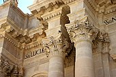 Izobilje baročnega akantovega ornamenta na stolnici v Sirakuzah (Sicilija, Italija)