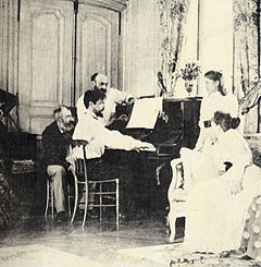 Claude Debussy ao piano no verão de 1893, na casa de campo de Luzancy (do seu amigo Ernest Chausson).