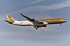 Airbus A340-300 linii Gulf Air lądujący w Porcie lotniczym Frankfurt (2004)