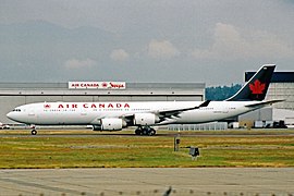 Airbus A340-500 linii Air Canada na płycie Portu lotniczego Vancouver (2004)
