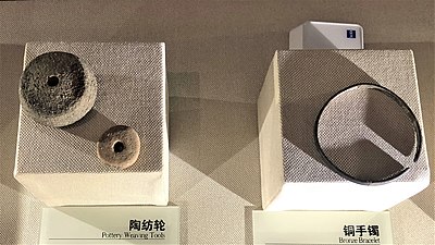陶纺轮、铜手镯，出土自海门口遗址，藏于云南省博物馆