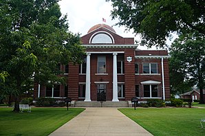 Little River County Courthouse in Ashdown (2018). Das 1907 im Stile des Neoklassizismus erbaute Courthouse ist seit September 1976 im NRHP eingetragen.[1]