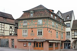 Un restaurant sur la place de l'Ancienne-Douane.